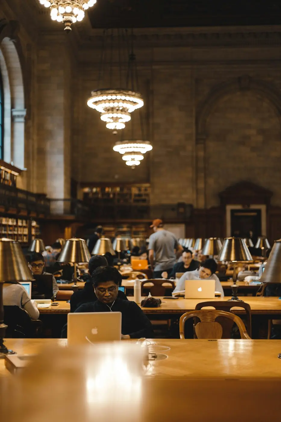 Estudantes em uma biblioteca